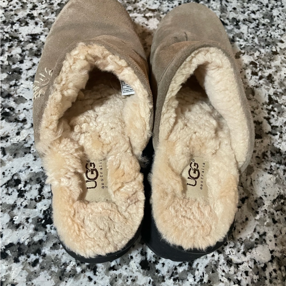 Ugg Tan Clog With Sherpa Lining Size 9 - image 3